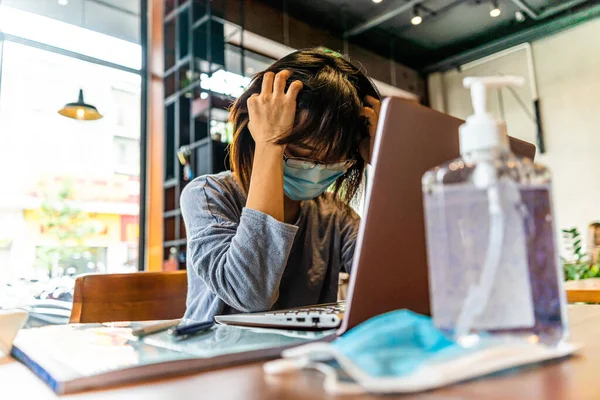 Mujer Asiática Joven Usando Computadora Portátil Que Trabaja Casa Con — Foto de Stock