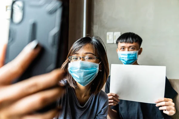 Chica Asiática Niño Con Una Máscara Médica Usando Cámara Videoconferencia — Foto de Stock