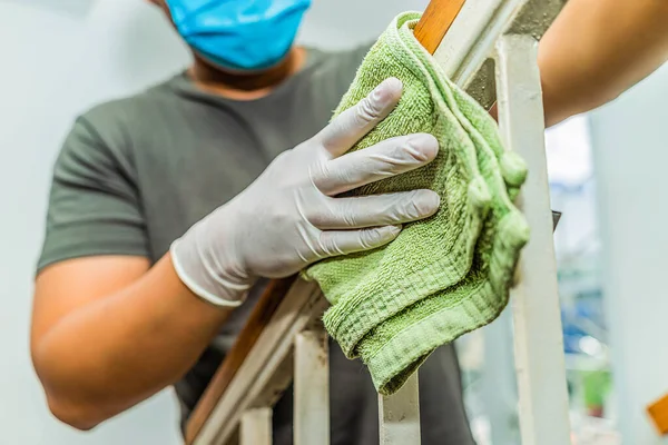 Joven Hombre Asiático Guantes Protección Desinfectando Barandillas Escaleras Mientras Limpia — Foto de Stock