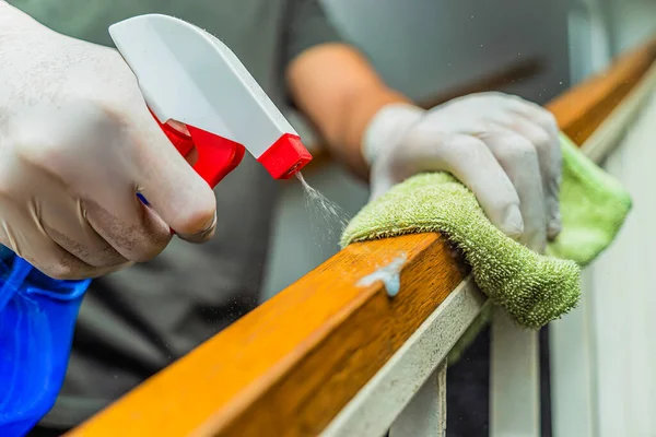 Joven Hombre Asiático Guantes Protección Desinfectando Barandillas Escaleras Mientras Limpia — Foto de Stock