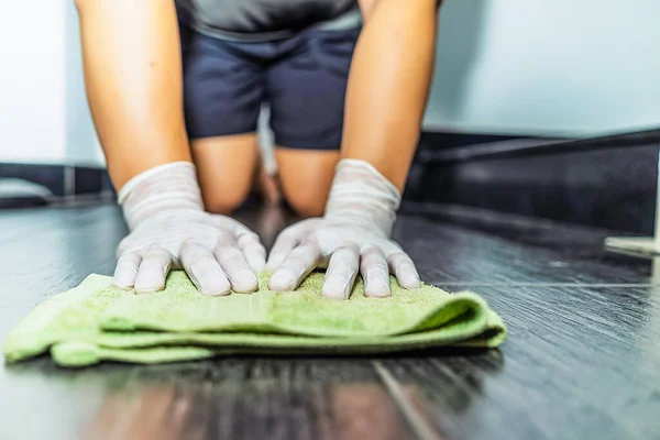 Jovem Asiático Homens Limpeza Superfície Piso Para Proteger Covid Coronavírus — Fotografia de Stock