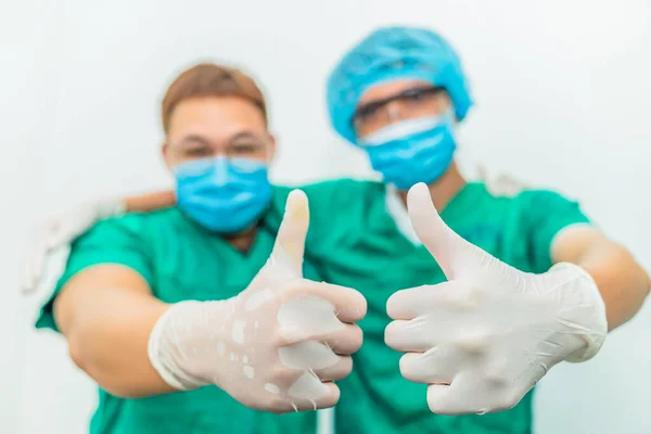Daumen Hoch Zwei Asiatische Ärzte Mit Händen Gummihandschuhen Zeigt Wie — Stockfoto