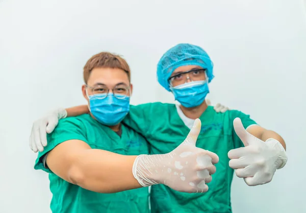 Daumen Hoch Zwei Asiatische Ärzte Mit Händen Gummihandschuhen Zeigt Wie — Stockfoto