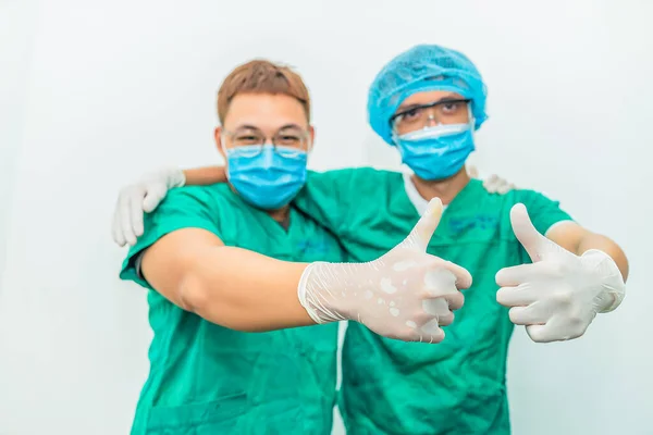 Les Pouces Près Deux Médecins Asiatiques Avec Les Mains Gants — Photo