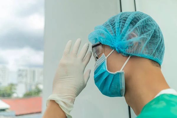 Doctor Cansado Hospital Mirando Por Una Ventana Lucha Contra Enfermedad — Foto de Stock