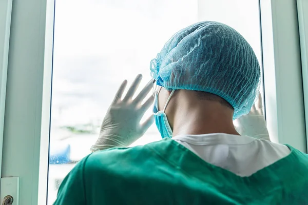 Doctor Cansado Hospital Mirando Por Una Ventana Lucha Contra Enfermedad — Foto de Stock