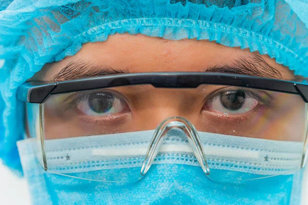 Detailní Portrét Dospělého Chirurga Operačním Sále Mužského Zdravotnického Pracovníka Lékařskou — Stock fotografie