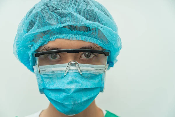 수술실에 외과의의 사진을 클로즈업하고 의료용 마스크를 진지하게 카메라에 텍스트를 선택적 — 스톡 사진