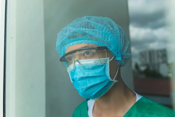 Fáradt Orvos Kórházban Aki Ablakon Néz Betegség Elleni Küzdelem Vírusok — Stock Fotó