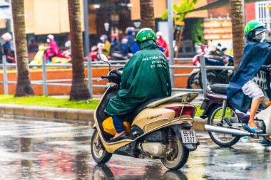 Ho Chi Minh şehri, Vietnam - 08 Ağustos 2020: Yerel halk Emart süpermarketinden alışveriş yapıyor, tıbbi maskeler takıyor, yağmurda motosiklet sürüyor ve Covid-19 salgınında sosyal mesafeyi koruyorlar.