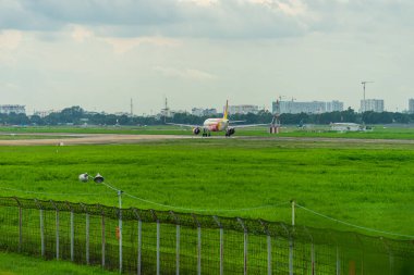 Ho Chi Minh şehri, Vietnam - 6 Ağustos 2020: Vietjet Air Airbus A321 Tan Son Nhat Uluslararası Havalimanı 'na inmeye hazırlanıyor ve TSN havaalanından havalanıyor.