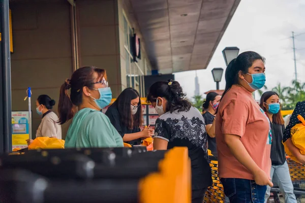 ホーチミン市 ベトナム 8月2020 地元の人々は スマートスーパーマーケットで買い物 医療マスクを着用 雨の中でバイクに乗るとCovid 19パンデミックの間に社会的距離を保ちます — ストック写真