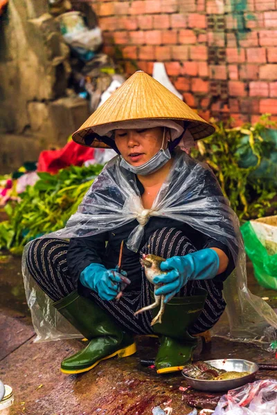 Chi Minh Şehri Vietnam Ağustos 2020 Vietnamlı Kadın Yağmuru Örtmek — Stok fotoğraf