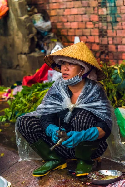 Chi Minh Şehri Vietnam Ağustos 2020 Vietnamlı Kadın Yağmuru Örtmek — Stok fotoğraf