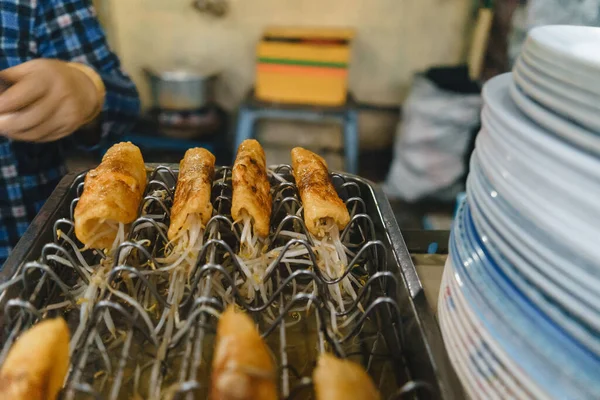 이름은 Banh Xeo 가루로 베트남 고기인 콩나물로 채워진 비에틴 팬케이크이며 — 스톡 사진