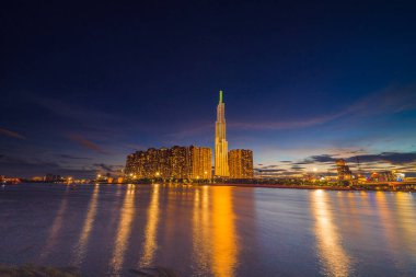 Landmark 81 'de gün batımı Ho Chi Minh City, Vietnam ve Saigon Köprüsü' nde inşa edilen ve geliştirme binaları ve enerji altyapısı olan bir gökdelendir. Finans ve iş konsepti.