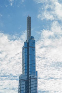 Landmark 81 'in en büyük görüntüsü Ho Chi Minh City, Vietnam ve Saigon Köprüsü' ndeki inşaat binaları ve enerji altyapısı olan süper uzun gökdelendir. Finans ve iş konsepti.
