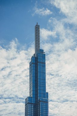 Landmark 81 'in en büyük görüntüsü Ho Chi Minh City, Vietnam ve Saigon Köprüsü' ndeki inşaat binaları ve enerji altyapısı olan süper uzun gökdelendir. Finans ve iş konsepti.
