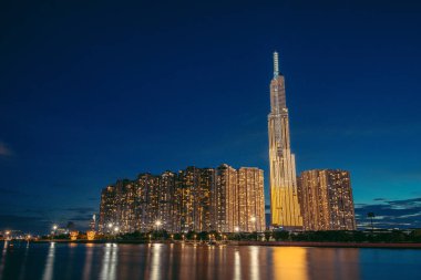 Landmark 81 'de gün batımı Ho Chi Minh City, Vietnam ve Saigon Köprüsü' nde inşa edilen ve geliştirme binaları ve enerji altyapısı olan bir gökdelendir. Finans ve iş konsepti.