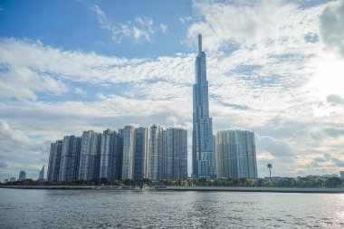 Landmark 81 'deki güzel mavi gökyüzü manzarası Ho Chi Minh City, Vietnam ve Saigon köprüsünde geliştirme binaları ve enerji altyapısı olan süper uzun bir gökdelendir. Finans ve iş konsepti.