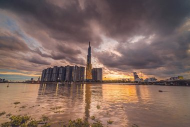 Landmark 81 'de gün batımı Ho Chi Minh City, Vietnam ve Saigon Köprüsü' nde inşa edilen ve geliştirme binaları ve enerji altyapısı olan bir gökdelendir. Finans ve iş konsepti.