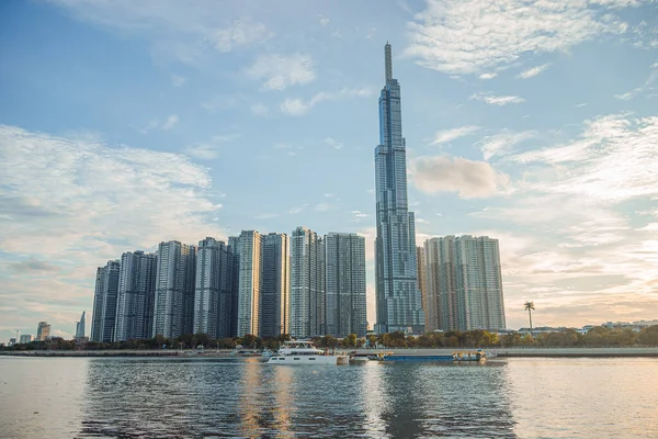 Landmark 81 'deki güzel mavi gökyüzü manzarası Ho Chi Minh City, Vietnam ve Saigon köprüsünde geliştirme binaları ve enerji altyapısı olan süper uzun bir gökdelendir. Finans ve iş konsepti.