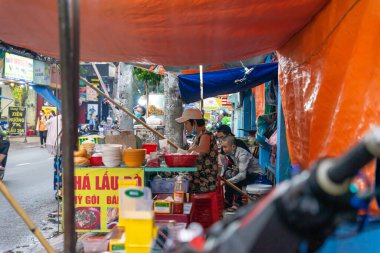 Ho Chi Minh şehri, Vietnam - 12 Ağustos 2020: Vietnam usulü haşlanmış sığır sakatatı veya sığır sakatatı güveci (pha lau): Güney Vietnam 'da popüler bir çerez, Vietnam sokak yemekleri.