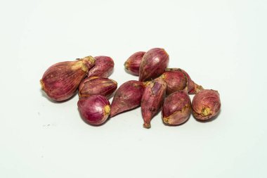 Beyaz arka planda taze taze sarımsak. Bir baş sarımsak ve sarımsak. Taze sarımsak. Doğal tıp ve gıda konsepti