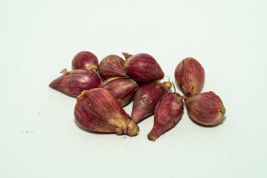 Beyaz arka planda taze taze sarımsak. Bir baş sarımsak ve sarımsak. Taze sarımsak. Doğal tıp ve gıda konsepti