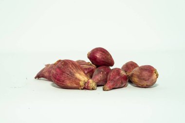 Beyaz arka planda taze taze sarımsak. Bir baş sarımsak ve sarımsak. Taze sarımsak. Doğal tıp ve gıda konsepti