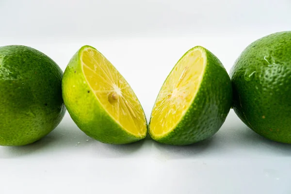 Taze Yeşil Limon Dilimleri Beyaz Arka Planda Izole Edilmiş Taze — Stok fotoğraf