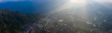 Sapa şehrinin tepe kasabasındaki panorama manzarası, Lao Cai Eyaleti, Vietnam, güneşli ışık ve günbatımı, bulutlarda dağ manzarası