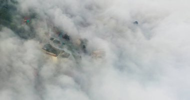 Sapa şehrinin tepe kasabasındaki panorama manzarası, Lao Cai Eyaleti, Vietnam, güneşli ışık ve günbatımı, bulutlarda dağ manzarası