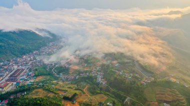 Sapa şehrinin tepe kasabasındaki panorama manzarası, Lao Cai Eyaleti, Vietnam, güneşli ışık ve günbatımı, bulutlarda dağ manzarası