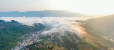 Sapa şehrinin tepe kasabasındaki panorama manzarası, Lao Cai Eyaleti, Vietnam, güneşli ışık ve günbatımı, bulutlarda dağ manzarası
