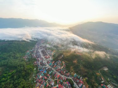 Sapa şehrinin tepe kasabasındaki panorama manzarası, Lao Cai Eyaleti, Vietnam, güneşli ışık ve günbatımı, bulutlarda dağ manzarası