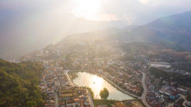 Sapa şehrinin tepe kasabasındaki panorama manzarası, Lao Cai Eyaleti, Vietnam, güneşli ışık ve günbatımı, bulutlarda dağ manzarası