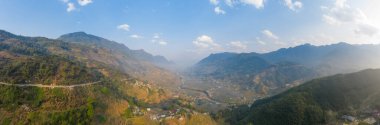 Sapa şehrinin tepe kasabasındaki panorama manzarası, Lao Cai Eyaleti, Vietnam, güneşli ışık ve günbatımı, bulutlarda dağ manzarası
