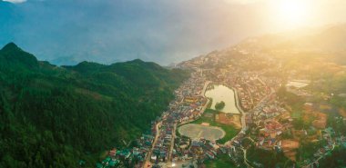 Sapa şehrinin tepe kasabasındaki panorama manzarası, Lao Cai Eyaleti, Vietnam, güneşli ışık ve günbatımı, bulutlarda dağ manzarası