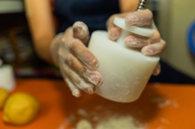 Ay çöreği için hamur yapan kadın eller geleneksel festivale gitmeden önce pişirme tepsisinde ev yapımı Kanton ay pastası pastası. Seyahat, tatil, yemek konsepti