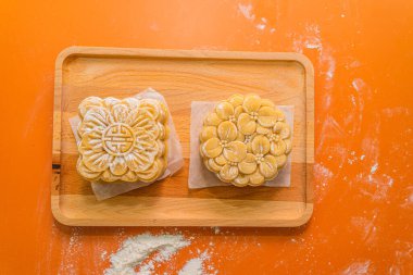 Ay pastası için ahşap kalıp, geleneksel festivale gitmeden önce pişirme tepsisinde ev yapımı Kantonlu ay pastası. Seyahat, tatil, yemek konsepti