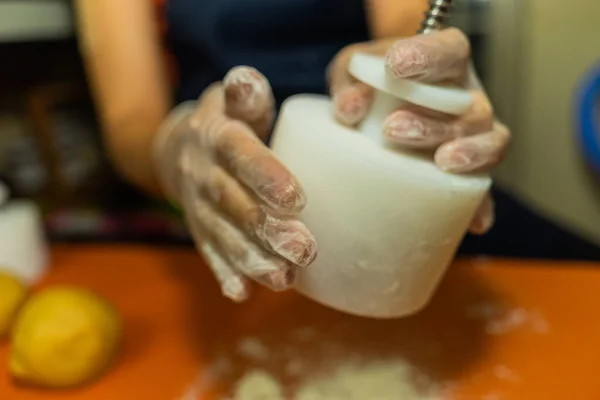 Female Hands Making Dough Mooncake Homemade Cantonese Moon Cake Pastry — Stock Photo, Image