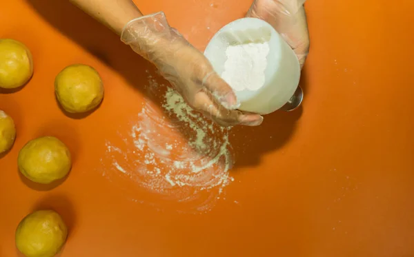 Γυναικεία Χέρια Που Φτιάχνουν Ζύμη Για Mooncake Χειροποίητη Καντονέζικη Ζύμη — Φωτογραφία Αρχείου