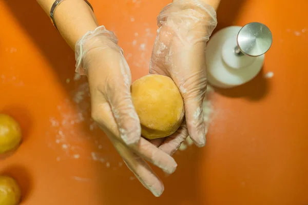 Female Hands Making Dough Mooncake Homemade Cantonese Moon Cake Pastry — Stock Photo, Image