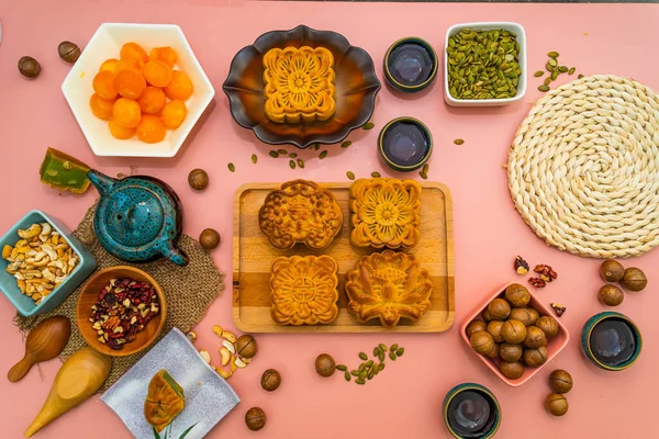 Sonbahar Ortası Festivalinin Rengarenk Yemekleri Içecekleri Tatlı Pembe Arka Planda — Stok fotoğraf