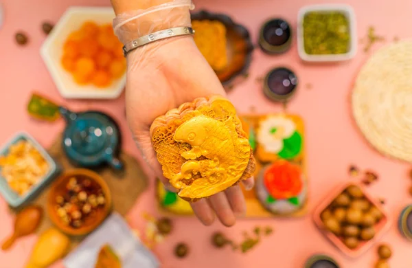 Hands Happy People Eating Tasty Moon Cakes Mid Autumn Festival — Stock Photo, Image