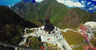 Tapınağın hava manzaralı mimarisi ve Fansipan dağının tepesindeki pagoda Sapa, Lao Cai, Vietnam 'ın güzel doğal manzaralı Ağustos ayı.