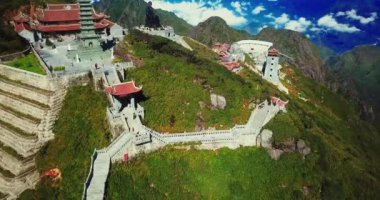 Tapınağın hava manzaralı mimarisi ve Fansipan dağının tepesindeki pagoda Sapa, Lao Cai, Vietnam 'ın güzel doğal manzaralı Ağustos ayı.
