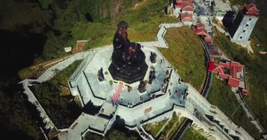 Tapınağın hava manzaralı mimarisi ve Fansipan dağının tepesindeki pagoda Sapa, Lao Cai, Vietnam 'ın güzel doğal manzaralı Ağustos ayı.