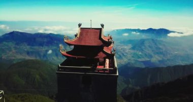 Tapınağın hava manzaralı mimarisi ve Fansipan dağının tepesindeki pagoda Sapa, Lao Cai, Vietnam 'ın güzel doğal manzaralı Ağustos ayı.